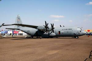 Militär- Transport Flugzeug beim Luft Base. Luft Macht Flug Betrieb. Luftfahrt und Flugzeug. Luft Aufzug. Militär- Industrie. fliegen und fliegend. foto