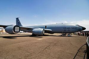 Militär- Transport Flugzeug beim Luft Base. Luft Macht Flug Betrieb. Luftfahrt und Flugzeug. Luft Aufzug. Militär- Industrie. fliegen und fliegend. foto