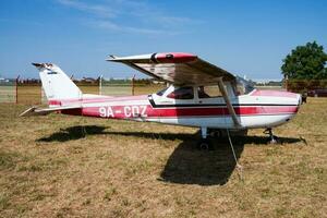 kommerziell Flugzeug beim Flughafen und Flugplatz. klein und Sport Flugzeug. Allgemeines Luftfahrt Industrie. vip Transport. bürgerlich Nützlichkeit Transport. fliegen und fliegend. foto