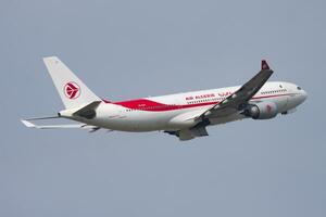 Luft Algerie Airbus a330-200 7t-vjy Passagier Flugzeug Abfahrt und nehmen aus beim Paris Charles de gaulle Flughafen foto