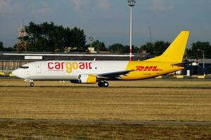 Frachtluft dhl Ladung Flugzeug beim Flughafen. Luft Fracht und Versand. Luftfahrt und Flugzeug. Transport Industrie. global International Transport. fliegen und fliegend. foto