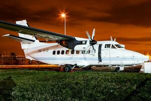 Geschäft Jet Passagier Flugzeug beim Flughafen. korporativ Flug Reise. Luftfahrt und Flugzeug. vip Transport. Unternehmen und Konzern Transport. fliegen und fliegend. foto