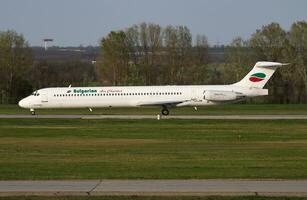 bulgarisch Luft Charta md-82 lz-ldm Passagier Flugzeug Abfahrt und nehmen aus beim Budapest Flughafen foto