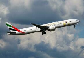Emirate Fluggesellschaften Besondere Lackierung boeing 777-300er a6-epp Passagier Flugzeug Abfahrt und nehmen aus beim Budapest Flughafen foto