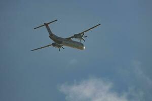 österreichisch Fluggesellschaften Bombenschütze dhc-8 q400 oe-lgb Passagier Flugzeug Abfahrt und nehmen aus beim Budapest Flughafen foto