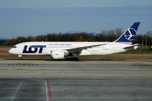 Menge Polieren Fluggesellschaften boeing 787-8 Traumliner sp-lrb Passagier Flugzeug Abfahrt und nehmen aus beim Budapest Flughafen foto