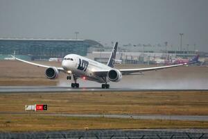 Menge Polieren Fluggesellschaften boeing 787-8 Traumliner sp-lrg Passagier Flugzeug Abfahrt und nehmen aus beim Budapest Flughafen foto