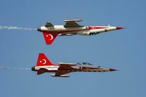 Militär- Kämpfer Jet Flugzeug beim Luft Base. Luft Macht Flug Betrieb. Luftfahrt und Flugzeug. Luft Verteidigung. Militär- Industrie. fliegen und fliegend. foto