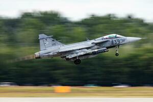 Saab jas 39 gripen Militär- Kämpfer Jet Flugzeug beim Luft Base. Luft Macht Flug Betrieb. Luftfahrt und Flugzeug. Luft Verteidigung. Militär- Industrie. fliegen und fliegend. foto