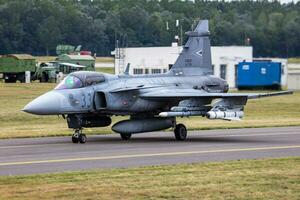 Saab jas 39 gripen Militär- Kämpfer Jet Flugzeug beim Luft Base. Luft Macht Flug Betrieb. Luftfahrt und Flugzeug. Luft Verteidigung. Militär- Industrie. fliegen und fliegend. foto