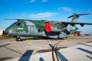 Umarmung kc-390 Millennium. Militär- Transport Flugzeug beim Luft Base. Luft Macht Flug Betrieb. Luftfahrt und Flugzeug. Luft Aufzug. Militär- Industrie. fliegen und fliegend. foto