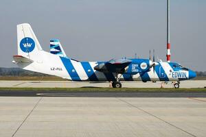 edwin Luft Ladung Flugzeug beim Flughafen. Luft Fracht und Versand. Luftfahrt und Flugzeug. Transport Industrie. global International Transport. fliegen und fliegend. foto