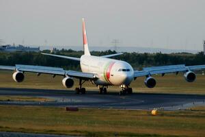 Zapfhahn Luft Portugal Airbus a340-300 cs-toc Passagier Flugzeug Ankunft und Landung beim Wien Flughafen foto