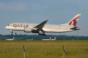 Katar Atemwege boeing 787-8 Traumliner a7-bca Passagier Flugzeug Ankunft und Landung beim Wien Flughafen foto