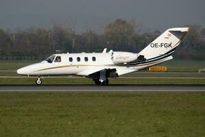 Cessna 525 Citationjet 1 oe-fgk Geschäft Jet Flugzeug Abfahrt und nehmen aus beim Wien International Flughafen foto