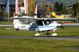 kommerziell Flugzeug beim Flughafen und Flugplatz. klein und Sport Flugzeug. Allgemeines Luftfahrt Industrie. vip Transport. bürgerlich Nützlichkeit Transport. fliegen und fliegend. foto