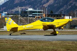 kommerziell Flugzeug beim Flughafen und Flugplatz. klein und Sport Flugzeug. Allgemeines Luftfahrt Industrie. vip Transport. bürgerlich Nützlichkeit Transport. fliegen und fliegend. foto