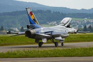 Militär- Kämpfer Jet Flugzeug beim Luft Base. Luft Macht Flug Betrieb. Luftfahrt und Flugzeug. Luft Verteidigung. Militär- Industrie. fliegen und fliegend. foto