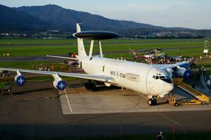 Besondere Mission nato awacs Flugzeug beim Luft Base. Luft Macht Flug Betrieb. Luftfahrt und Flugzeug. Luft Verteidigung. Militär- Industrie. fliegen und fliegend. foto