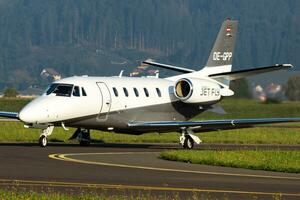 Geschäft Jet Passagier Flugzeug beim Flughafen. korporativ Flug Reise. Luftfahrt und Flugzeug. vip Transport. Unternehmen und Konzern Transport. fliegen und fliegend. foto