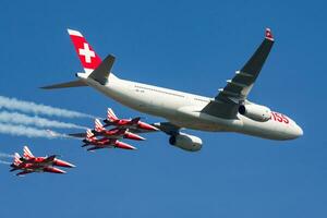 Militär- Kämpfer Jet Flugzeug beim Luft Base. Luft Macht Flug Betrieb. Luftfahrt und Flugzeug. Luft Verteidigung. Militär- Industrie. fliegen und fliegend. foto