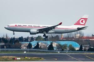 Türkisch Fluggesellschaften Besondere retro Lackierung Airbus a330-200 tc-jnc Passagier Flugzeug Landung beim Istanbul atatürk Flughafen foto