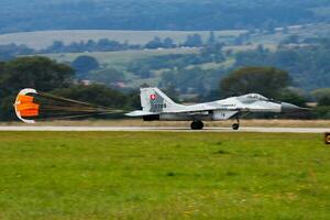 Militär- Kämpfer Jet Flugzeug beim Luft Base. Luft Macht Flug Betrieb. Luftfahrt und Flugzeug. Luft Verteidigung. Militär- Industrie. fliegen und fliegend. foto