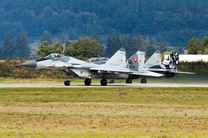 Militär- Kämpfer Jet Flugzeug beim Luft Base. Luft Macht Flug Betrieb. Luftfahrt und Flugzeug. Luft Verteidigung. Militär- Industrie. fliegen und fliegend. foto