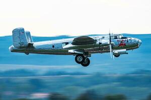 alt Timer Warbird beim Luft Base. Luftfahrt und Flugzeug. Luft Verteidigung. Militär- Industrie. fliegen und fliegend. foto