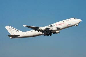 Martinair boeing 747-400 ph-mps Ladung Flugzeug Abfahrt und nehmen aus beim Hong kong chek Runde kok Flughafen foto