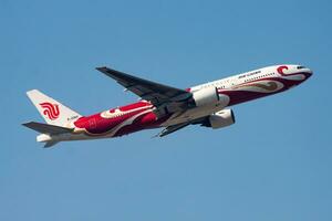 Luft China Besondere Lackierung boeing 777-200 b-2060 Passagier Flugzeug Abfahrt und nehmen aus beim Hong kong chek Runde kok Flughafen foto