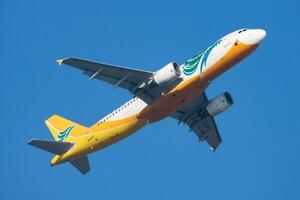 Cebu Pazifik Luft Airbus a320 rp-c3247 Passagier Flugzeug Abfahrt und nehmen aus beim Hong kong chek Runde kok Flughafen foto