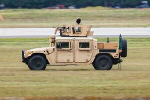 ungarisch Verteidigung Kräfte. spez ops Soldat mit Karabiner. Zähler Terrorismus. Militär- Einheit. Besondere Betrieb mit hmmwv Humvee Hummer. foto