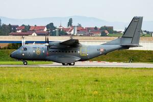 Militär- Transport Flugzeug beim Luft Base. Luft Macht Flug Betrieb. Luftfahrt und Flugzeug. Luft Verteidigung. Militär- Industrie. fliegen und fliegend. foto