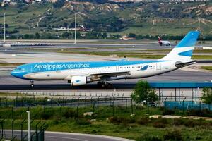 Aerolineas Argentinien Passagier Flugzeug beim Flughafen. Zeitplan Flug Reise. Luftfahrt und Flugzeug. Luft Transport. global International Transport. fliegen und fliegend. foto