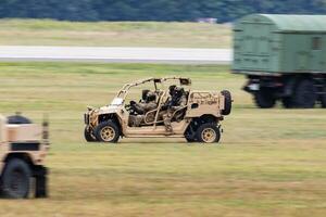 ungarisch Verteidigung Kräfte. spez ops Soldat mit Karabiner. Zähler Terrorismus. Militär- Einheit. Besondere Betrieb mit Polaris rzr. foto