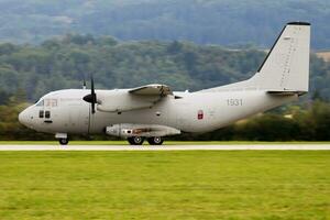 Militär- Transport Flugzeug beim Luft Base. Luft Macht Flug Betrieb. Luftfahrt und Flugzeug. Luft Verteidigung. Militär- Industrie. fliegen und fliegend. foto