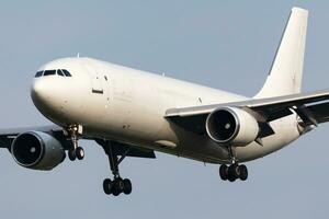 ohne Titel Ladung Flugzeug beim Flughafen. Luftfahrt Industrie und Flugzeug. Luft Transport und Flug Reise. International Transport. fliegen und fliegend. kreativ Fotografie. foto