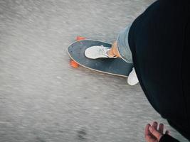 Person, die Skateboard fährt, Ansicht von oben nach unten foto