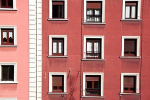 spanisches Fenster an der Fassade des Hauses foto