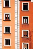 oranges Fenster an der Fassade des Hauses foto