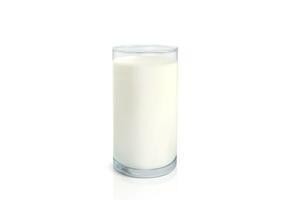 Glas im Milch isoliert auf Weiß Hintergrund foto