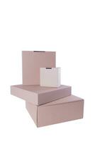 Stapel von Karton Geschenk Kisten mit Deckel, Attrappe, Lehrmodell, Simulation zum Design. isoliert Weiß. Beschneidungspfad foto