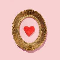 Pelz Herz im Jahrgang Oval Bild rahmen, kreativ retro ästhetisch, Liebe und Leidenschaft Idee. foto