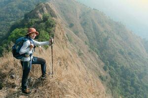 glücklich Frau Trekking im das Berge zum Abenteuer foto