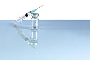 Injektionsfläschchendosis auf blauem Hintergrund foto