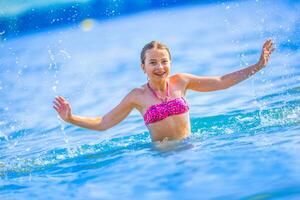 glücklich Teen Mädchen genießen Sommer- Wasser und Ferien im Urlaub Reiseziele. foto