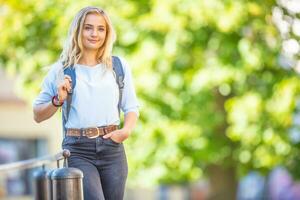 weiblich hoch Schule Schüler mit Schulranzen. Porträt von attraktiv jung blond Mädchen foto