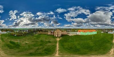 Antenne voll kugelförmig hdri 360 Panorama Über Stein verlassen ruiniert Palast Gebäude mit Säulen beim Abend im gleichwinklig Projektion, vr ar virtuell Wirklichkeit Inhalt foto