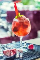 Erdbeere Limonade oder alkoholisch Cocktail mit Eis Sirup Limonade und Minze Blätter auf Bar Tabelle foto